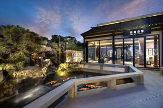 SuzhouJiangNanPalace- Garden-Silk Museum- Butler- Bar -Coffee Lounge-Travel Photo-Petfriendly-Cultural Experience-Traditional Craft Workshop-Luggage Storage-Fish Feeding Activity - 6