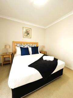 10 CBD Resort 2BR Secure Suite Pool Gym & Parking - 2