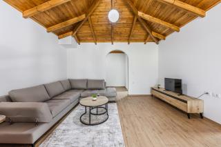 Hillside Apartment Gjirokastër by PikHost - 8