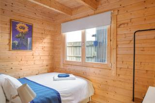 17th Century Cottage & Scandi Cabin Drive Parking - 6