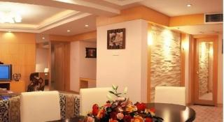 Golden Lustre Hotel - 4