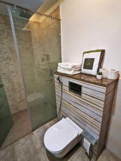 GOLDCREST MALL AND RESIDENCY EXECUTIVE APARTMENTS By ALVIS SUITE - 1