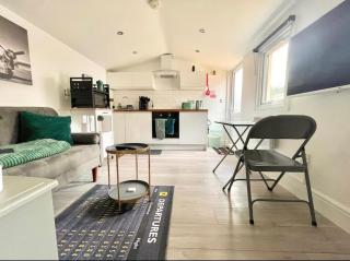 Modern Private Guest Suite Near Heathrow Free Parking & Garden - 0