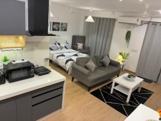 The white Port Luxe Studio Near Airport Symbiosis college Viman Nagar close to kalyani nagar & Koregaon Park - 9