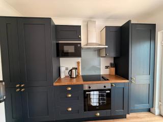 Stylish 3-Bed Bungalow with garden & parking - 5