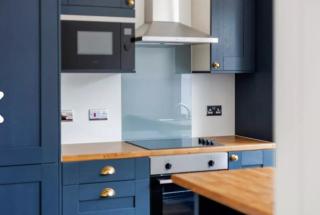 Stylish 3-Bed Bungalow with garden & parking - 1