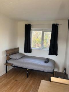 Cosy room 2 Gatwick Airport - 7