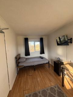Cosy room 2 Gatwick Airport - 2