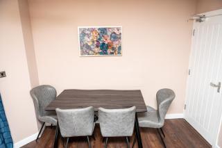 Elegant and Modern Apartment 3 Double Bedroom Near City Centre Entire House Parking - 9