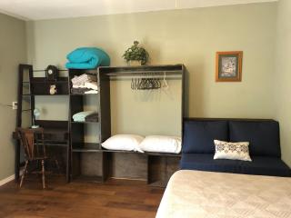 Studio in quiet neighborhood close to interstates - 2