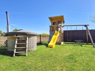 Neues Ferienhaus für Familien mit Garten und Sauna - 5