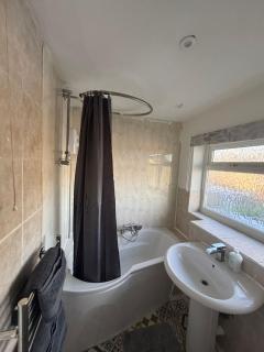 Cosy room 3 Gatwick airport - 1