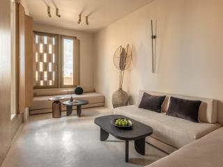 Enorme EOS Santorini - Pirgos - 2