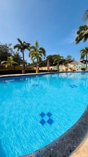 Casa francesa com área verde e piscina - 3