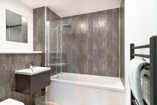 Spacious & Bright 2 Bed Apartment in Liverpool - 6