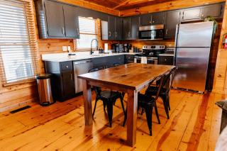 Tranquil Spring Escape 2 Kings Hot Tub Private Mountain Views Pets OK - 6