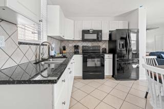 Penthouse Views - Steps From the Shore 2001 - 8