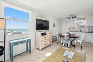 Penthouse Views - Steps From the Shore 2001 - 5