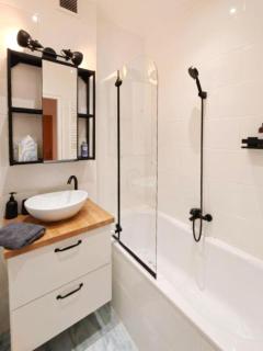 Metro 1BR - 3 Min to U1 Metro - Free Parking - 7