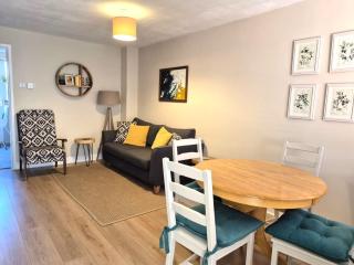 Cosy Family Home Quiet Street Off Road Parking - 2
