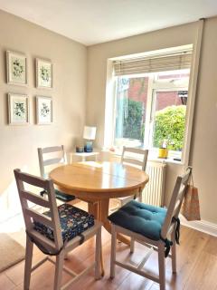 Cosy Family Home Quiet Street Off Road Parking - 1