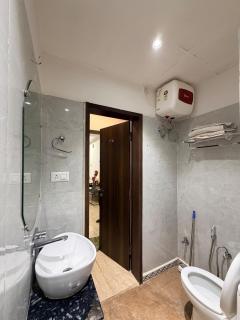 Premium High-Rise Stay & CityView Near PremMandir - 9