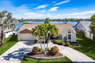 Modern lake front villa w/beautiful views & bikes! Villa Dawn - SWFL Rentals - 8