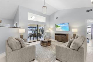 Modern lake front villa w/beautiful views & bikes! Villa Dawn - SWFL Rentals - 7
