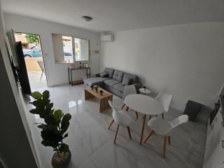 Shiamis Modern House - 1