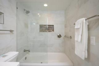 One Seagrove Place 1204 - 6