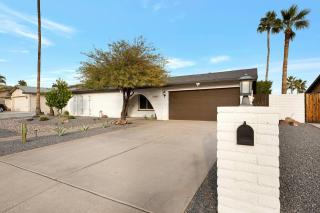 Free heated pool!/Gorgeous 4 BR spring break home - 8