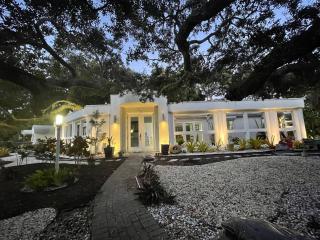 Contemporary Single Family 3 bedroom property - 0