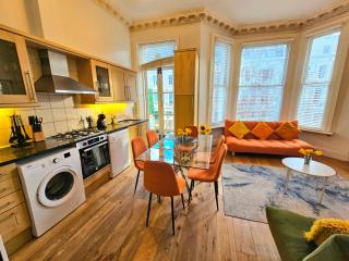Charming Home with Private Balcony, on 1st floor, with 2 Bathrooms, 3 min walk to Earl's Court Station - 0