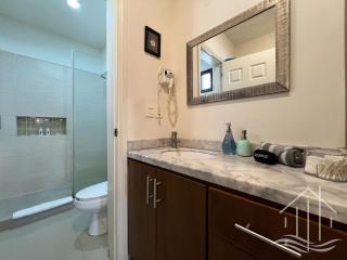 Promo-2BR-Luxe Dept-1 Min Walk to Beach-Sleeps 6 - 1