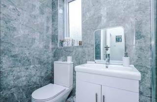 Modern 2-Bed House Near Manchester City Centre - Sleeps 6 - 5