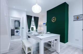 Modern 2-Bed House Near Manchester City Centre - Sleeps 6 - 2