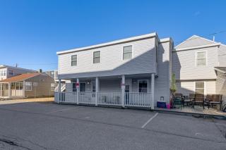 Walk to Public Beach Access! Breezy Hampton Condo - 8