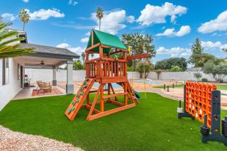 Heated Pool Pickleball Mini Putt Gym Sleeps 24 - 7