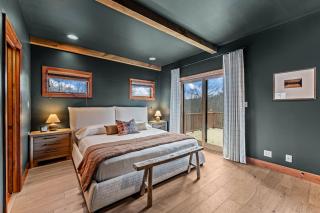 ⛷️ Stunning 8 Bed Mountain Chalet | Steps from Holiday Valley | Hot Tub, Sauna, Theatre & Bar - 3