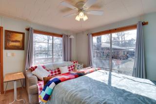 Great for Fishing! Lakefront Studio in Hemphill - 4