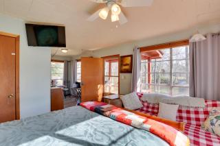 Great for Fishing! Lakefront Studio in Hemphill - 1