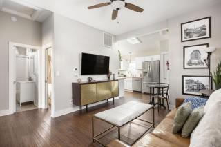 Sleek Modern Indy Home with Yard WiFi Family Friendly & Easy Access - 7