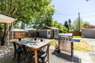 Pet-Friendly 4BR Home Fall Savings on Long Stays - 3