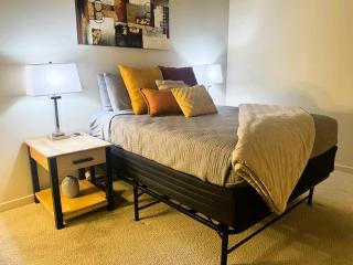 Downtown Condo Above Restaraunts- Free Parking - 3