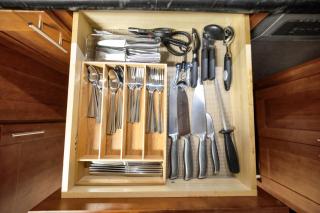 Retro Studio! Pool, Hot Tub, Free Parking & WiFi - 1