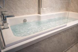 Modern 3 Bed Apartment Near Leeds Arena Free Parking - 1