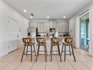 Luxury 5BR Villa, Pool Spa, 15min Disney - 1