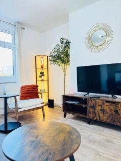 Charming 2BR House, Free Parking, Long Stay - 7