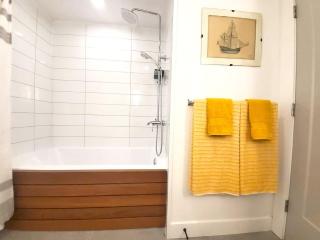 Your modern Northwest Hideaway Suite with cozy fireplace - 3