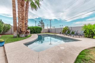 Modern 3BR Retreat with Pool Yard & Prime Location - 2